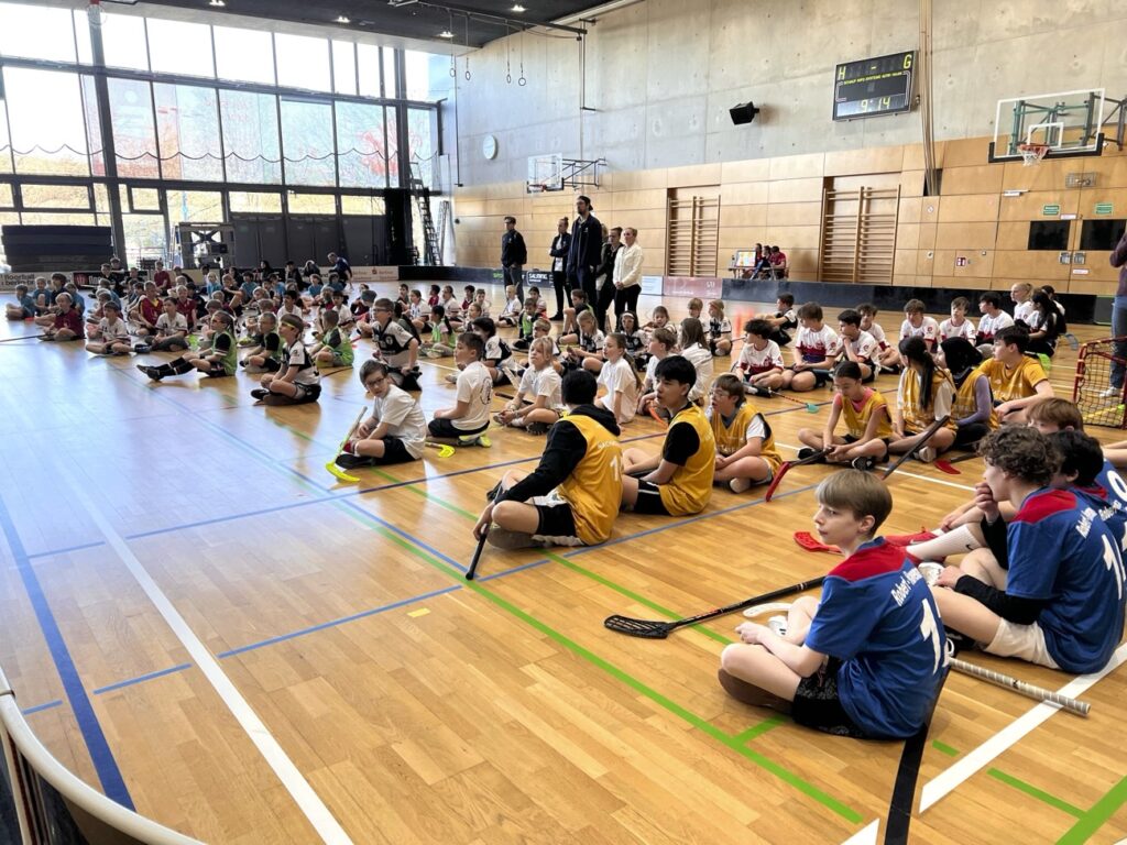 1. von 2 Spieltagen des Floorball-Landesfinale der Berliner Schulen in 2025. Das Team von RHG und Karower Dachsen im Vordergrund. Foto: Martin
