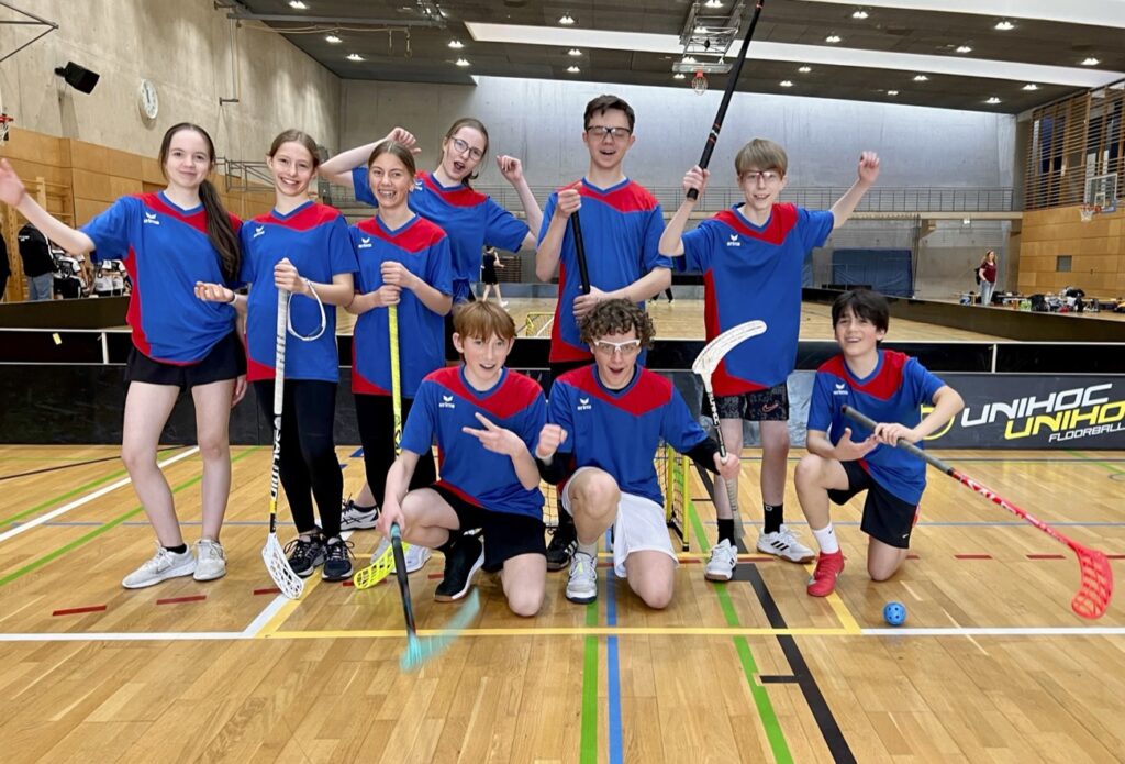 Das 2025er-Team des Robert-Havemann-Gymnasiums mit fünf Karower Dachsen. Foto: Martin