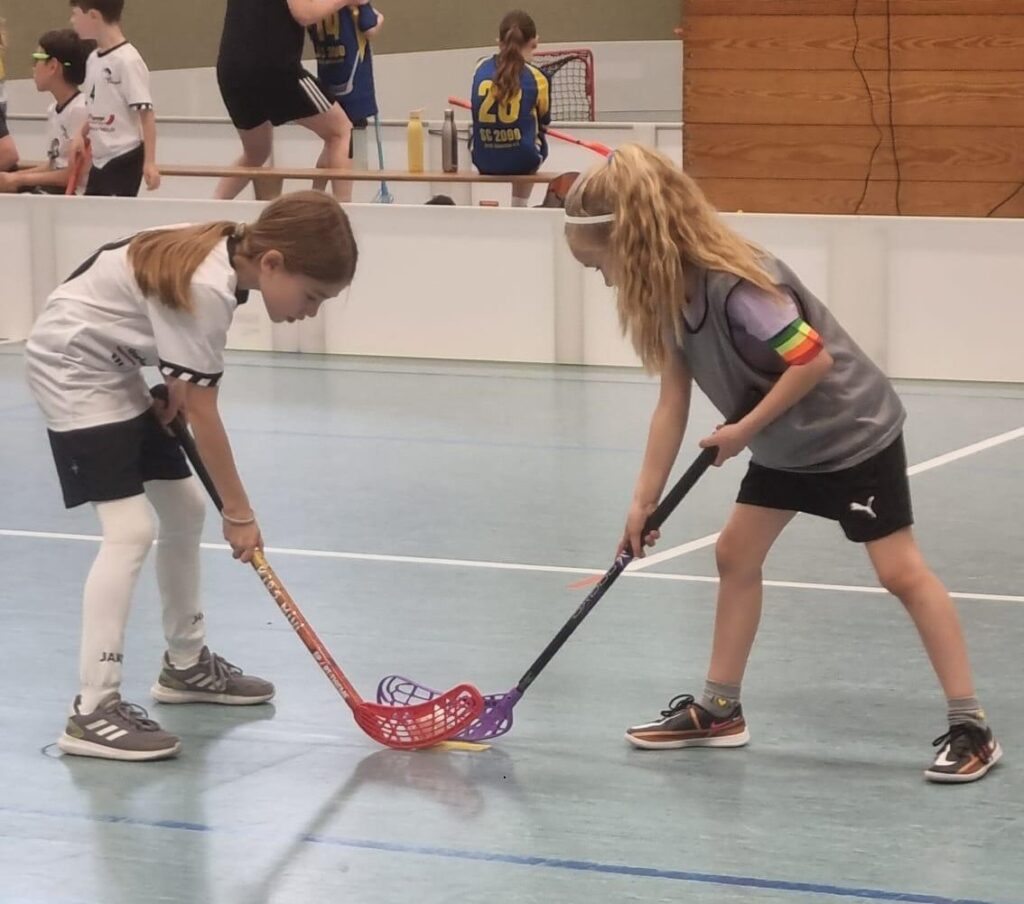 Floorballspielerinnen beim Bully
