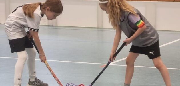 Floorballspielerinnen beim Bully