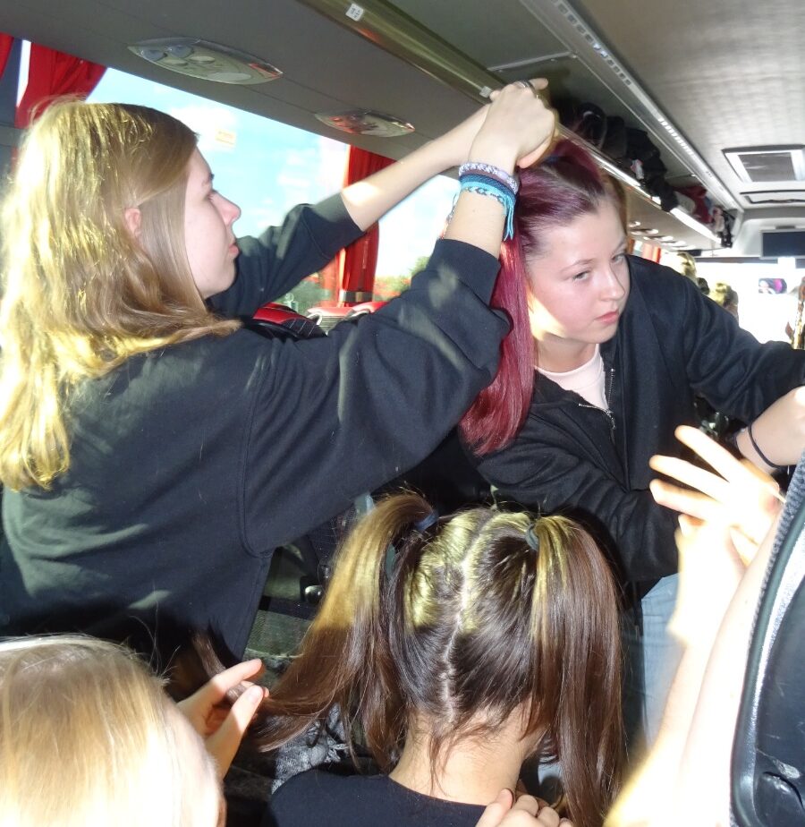 Haare machen im Bus